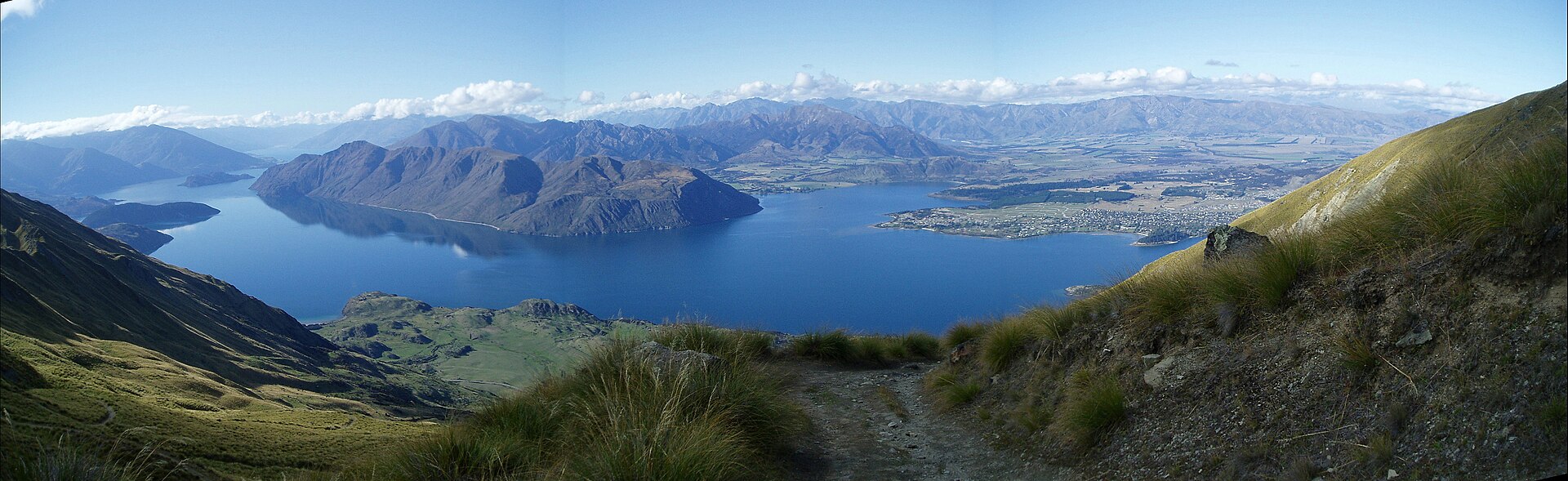 Панорама с вершины Roys Peak: озеро Wanaka и горы Южного острова
